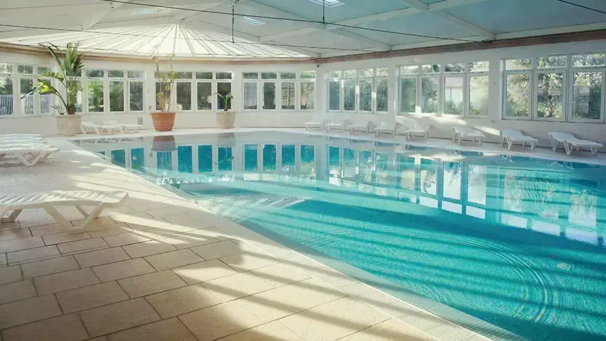 Piscine couverte Lodges Méditerranée