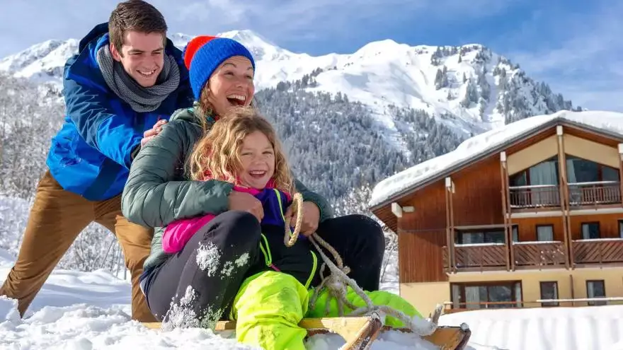 Luge en famille au VTF Le Rafour en hiver