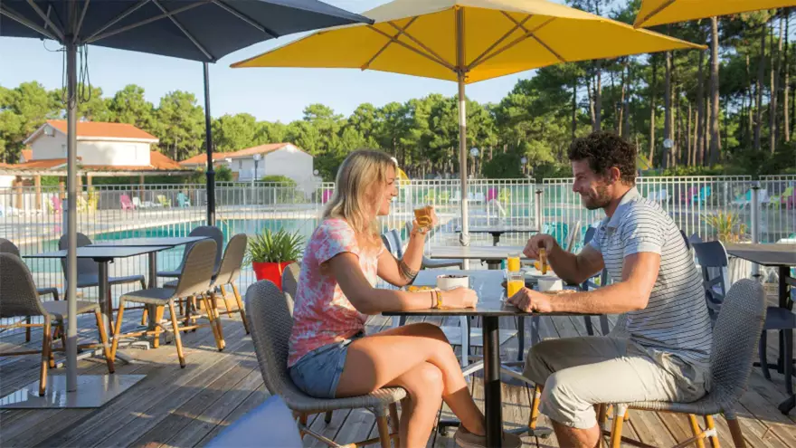 Petit déjeuner en couple sur la terrasse