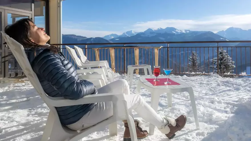 Détente terrasse Les Carlines VTF Doucy