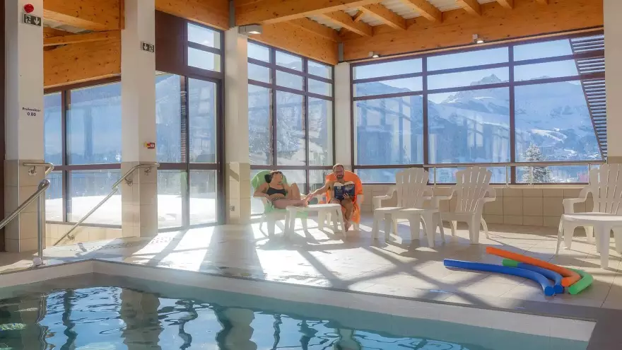 Détente à la piscine couverte chauffée