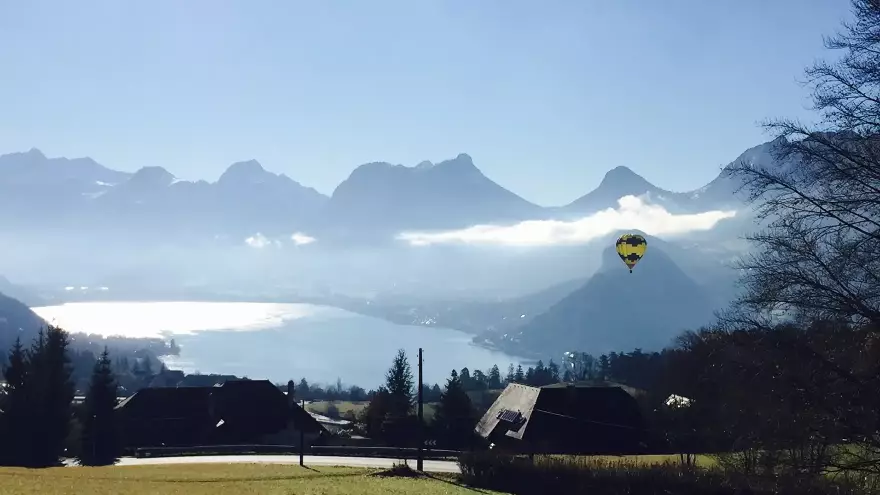 Montgolfière au dessus du lac d'Annecy