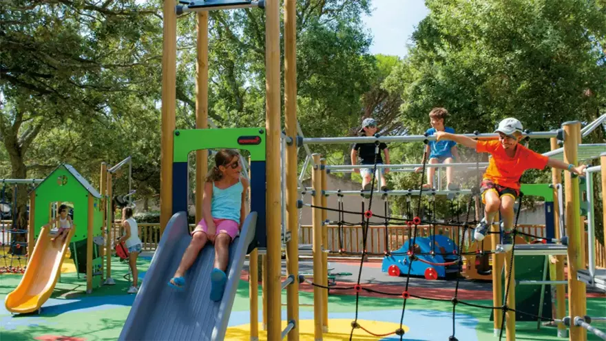 jeux enfants village vacances à la mer