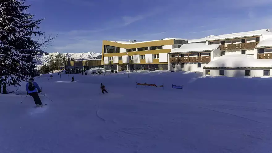 piste de ski devant le village Dou de la Ramaz