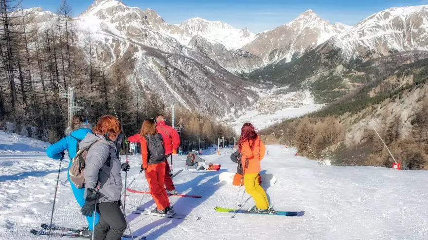 skieur avec vue sur la vallée du Queyras
