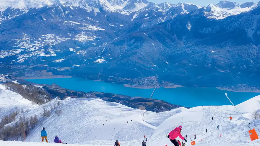 Piste de ski avec vue sur le lac de Serre-Ponçon