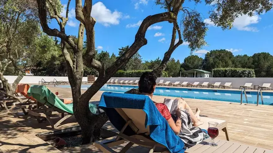 Détente à la piscine Vacances dans le Sud
