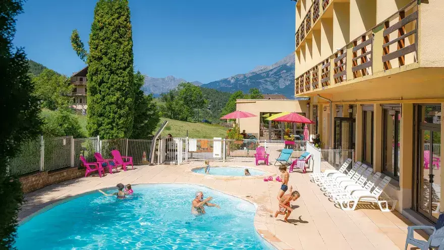 Piscine d'été vacances en famille