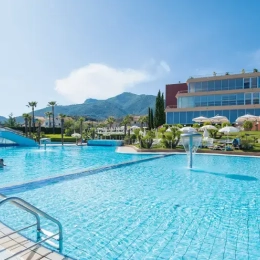 Grande piscine au Village Loano 2